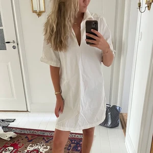 Vit klänning - Vit klänning i skjortmaterial från H&M! Oversized modell. 