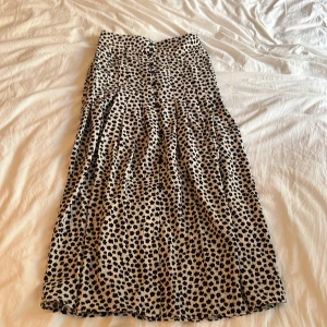 Blommig långkjol med knappar - Blommig långkjol med knappar! Aldrig använd! 