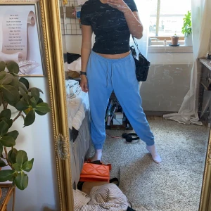 Mjukisbyxor - Blå mjukisbyxor i storlek L från H&M. Bra längd för mig som är 171 cm