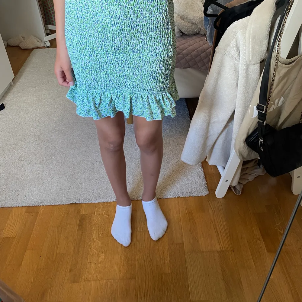 En grön kjol  men vitt mönster på från shein💚 Den är i bra skick. Original storleken är xs men kjolen är väldigt stretchig så den passar många storlekar💕. Kjolar.