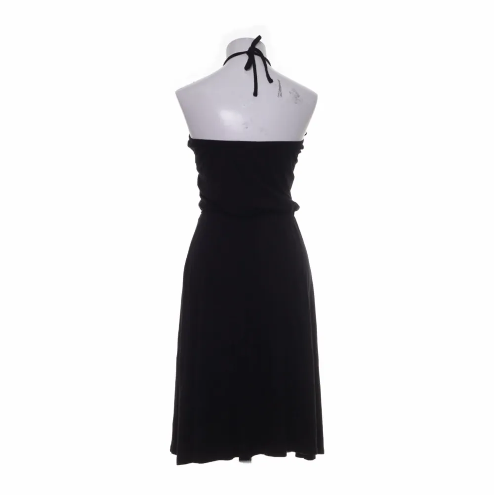 En svart klänning från hm med knytning runt halsen. Hittar inte på hemsidan så tror inte den säljs längre! 200kr + frakt (60kr)🖤. Klänningar.