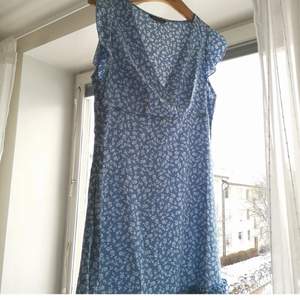 Ljusblå blommig klänning från Shein🌸 köpt här på plick, men för urringad för mig smak, hoppas därför den kan komma till bättre användning hos någon annan🥰