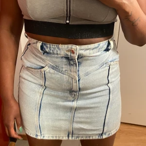 H&M jeans kjol EU42 - HM jeans kjol. Har bara använt några gånger. Den är ganska tight och skulle passa någon som använder storlek EU40
