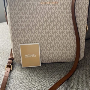 Äkta Michael Kors väska  - Äkta  Michael Kors väska, har inte använt den enda gång.