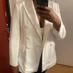 Zara vit kavaj Storlek L  - Jätte fin kavaj som passar med allt, kjol, klänning byxor eller jeans. Är i bra skick behöver bara tvätta på kemtvätt. Har några hål på insidan men det syns inte 