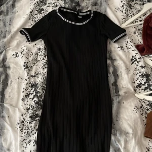 Klänning  - Chic klänning som köptes i fel storlek. Köpt från H&M i strl 36 men fungerar S/XS. Köparen står för frakt