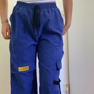 Heta Cargo byxor - Helt nya cargo byxor som aldrig användes efter att beställts. Jättesköna byxor som är vädriga. 