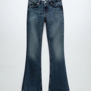 Jeans - blåa Zara jeans oanvända💕Samma som dem svarta men dock så har jag ingen bild med dem blåa då dem inte passar mig💖Storlek 38 flare jeans