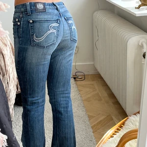 Jeans - As snygga lowwaist jeans från rock & republic😍midja ca 78 cm och innerbensmått ca 80 cm, använd ej köp direkt funktionen då det blir komplicerat;) jag som referens är 165❤️högsta bud 400 + frakt🥰 eller köp direkt 600❤️