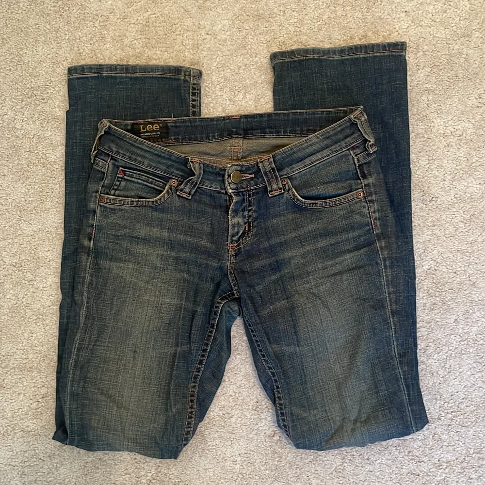 Superfina lågmidjade lee jeans som tyvärr inte kommer till användning. De är straight i modellen. Midjemått: 78 cm innerbensmåttet: 78cm 💞 . Jeans & Byxor.