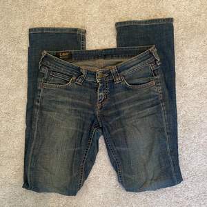 Superfina lågmidjade lee jeans som tyvärr inte kommer till användning. De är straight i modellen. Midjemått: 78 cm innerbensmåttet: 78cm 💞 