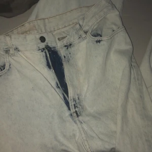 Jeans - Säljer dessa då jag måste köpa nya för jag har inga jeans som sitter bra å börjat gymnasiet om 1 vecka💕 help a Girl out, dem sitter mer dom en 42/44 och är vida❤️