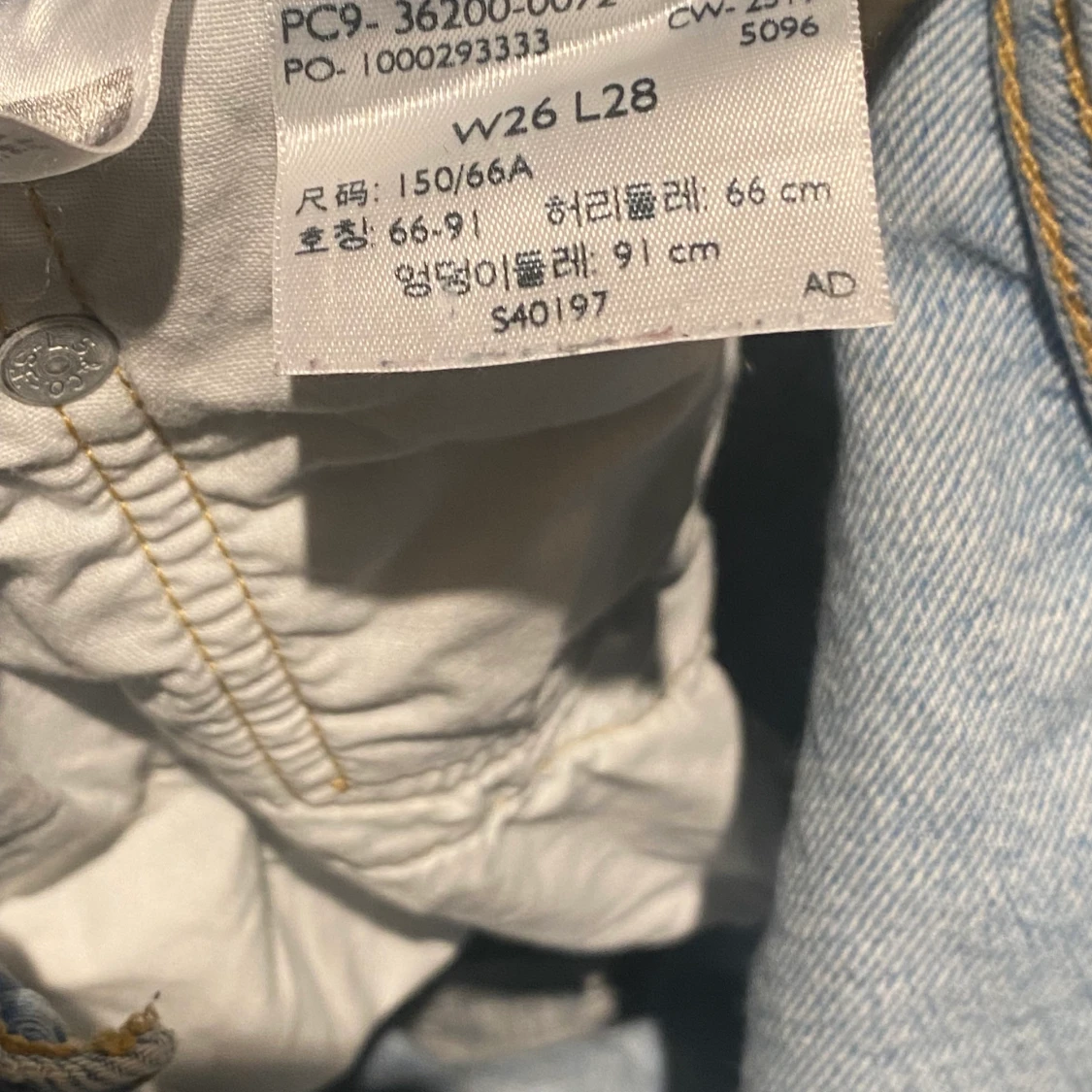 Ett par klarblåa Levi’s jeans - 91