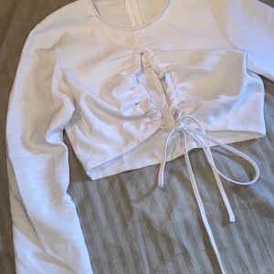 Jätte fin topp - Jätte fin vit topp med slits i ärmarna. Knappt använd🌸