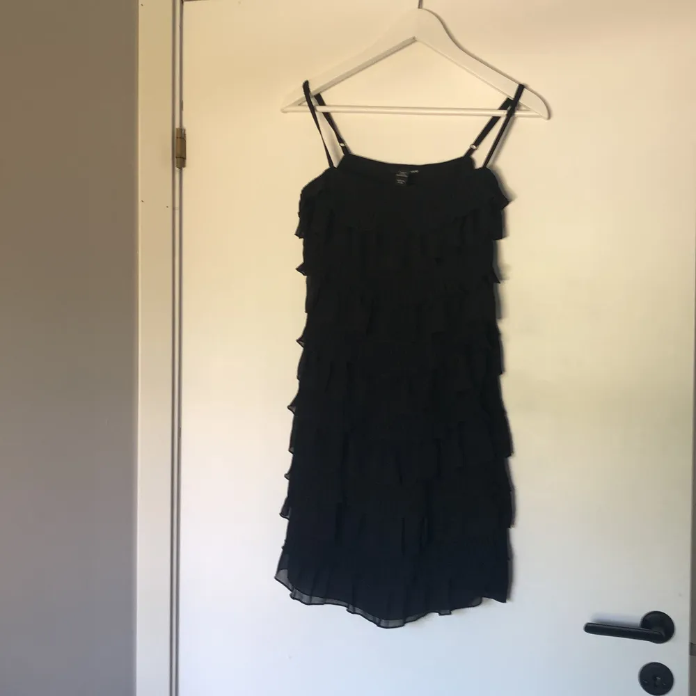 Fin svart kläning i mycket bra skick använd endast 1 gång, liten i storlek och därför jag säljer den, har normalt st 36 så den är liten i storlek, kan sänka pris via snabb affär 💕💕. Klänningar.