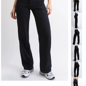 KOSTYMBYXOR - Svarta kostymbyxor från madlady, V2 perfect basic suit pants nova. Säljer då de ej kommer till användning, använda ca 3 gånger. Storlek 34 med längd 32, passar mig som är 163 då jag vill ha dem lite längre i benen. Nypris 599, säljer för 299💕