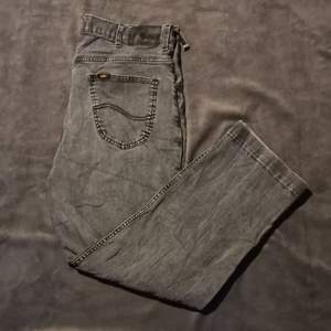 💢 Vintage Lee jeans.                                                           💢 Storlek W28 L34.                                              💢 Skick 7/10.                                  Saknar en av bälte hållarna längst up till vänster (se bild 2)   