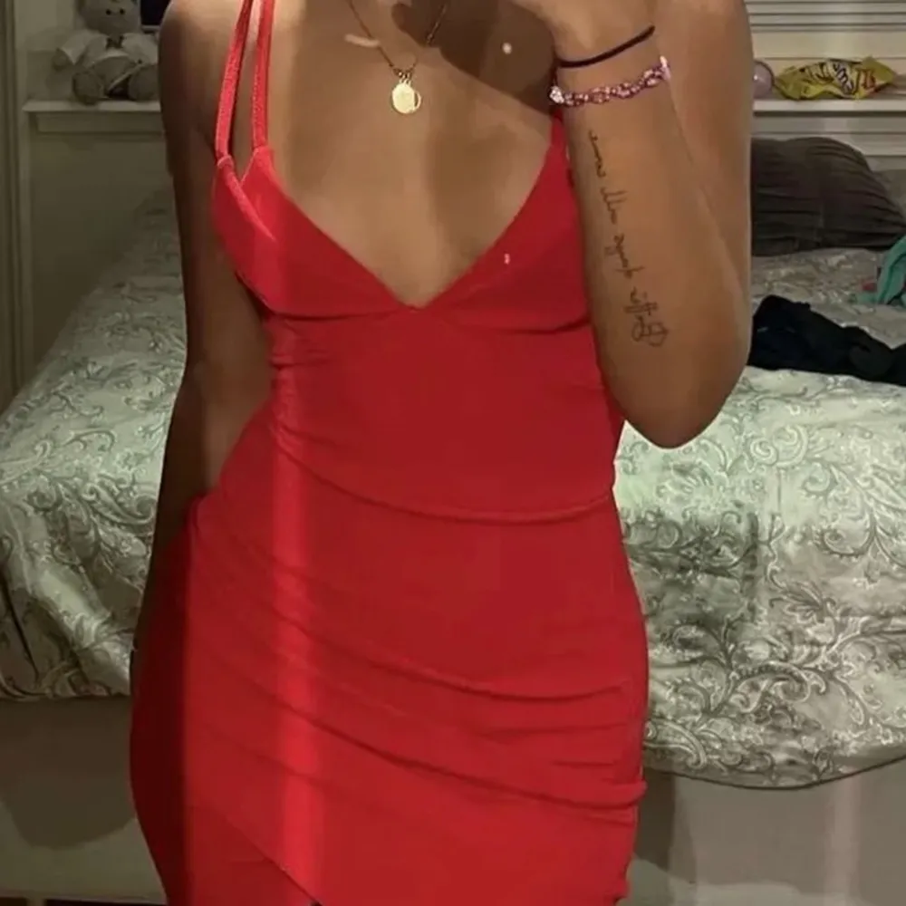 En hel ny röd klänning. . Klänningar.