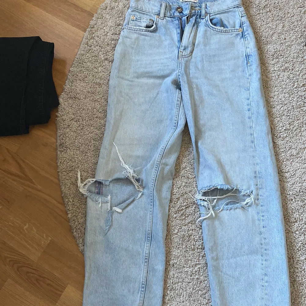 Säljer mina ljusblåa jeans med hål då dem inte används, har använt dem kanske 2 gånger! Fint skick! Original pris är 599kr, tvättas så klart innan dem skickas! <3. Jeans & Byxor.