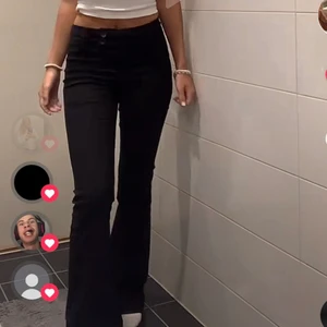 Kostym byxor - ⚠️TRYCK EJ PÅ KÖP DIREKT⚠️ Säljer dessa jätte fina kostymbyxor fem bershka då de inte kommit mig till användning, lite långa på mig som är 1,63 men jätte fina & Sköna. Finns inte kvar att köpa💓