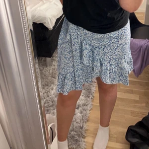 kjol - Säljer denna kjol som aldrig har kommit till användning, den är i storlek l men skulle säga att den även passar som s/m.💕