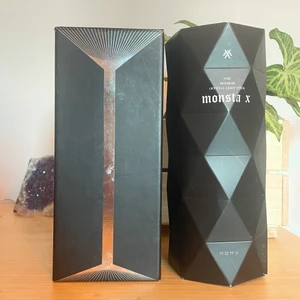 Kpop merch - ”Lightsticks” som är vanliga att ha på kpop konserter! Ena är BTS och andra Monsta X! Båda i fint skick. Säljer för 200kr tsm <3