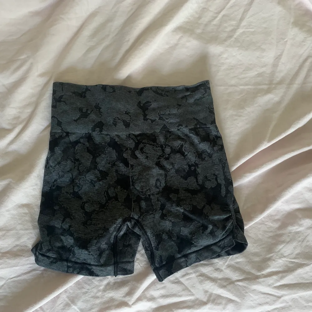 Säljer ett par Adapt camo seamless träningsshorts ifrån Gymshark. De är i storlek S och väldigt stretchiga så passar även en M. Köparen står för frakt!💖. Shorts.