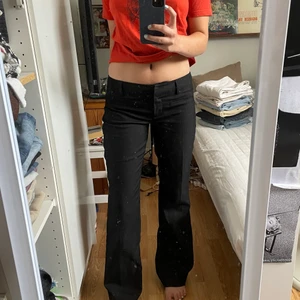 Lågmidjade kostymbyxor  - Sjukt snygga Lågmidjade kostymbyxor. Skriv för mer information eller om ni har några frågor🤍(var tvungen att göra en ny annons pga oseriös köpare)