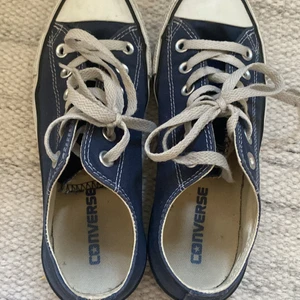 Converse - Säljer mina låga converse då de är för små för mig. Skorna är i använt skick❤️‍🔥