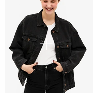 Svart jeansjacka - Svart jeansjacka från Monki, använd ett fåtal gånger men nästan som ny! Storlek M