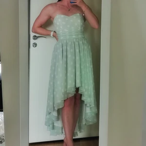 Prickig klänning - Jättefin prickig turkos/ljusgrön klänning. Använd endast en gång. Dragkedja i ryggen. Storlek 34 men passar även en liten 36. Från märket SWING. Kan mötas i GBG eller skicka mot porto. Hör av dig om du har frågor!