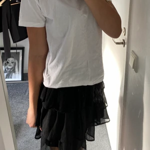 Volang kjol - Volang kjol från vero Moda, köpt för ca 2 år sen men är i fint skick. 