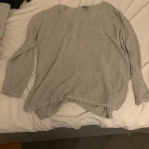 Säljer min stickade tröja - Säljer den för den är alldeles för stor. Den är i nyskick och den har en grå fin färg och i storlek XL. Frakt ingår inte kostar 39 kr!!