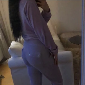 Juicy couture det i baby lila  - Jätte fint set från juicy couture som är sparsamt använd utan defekter! Pris vid snabb affär kan diskuteras🌸