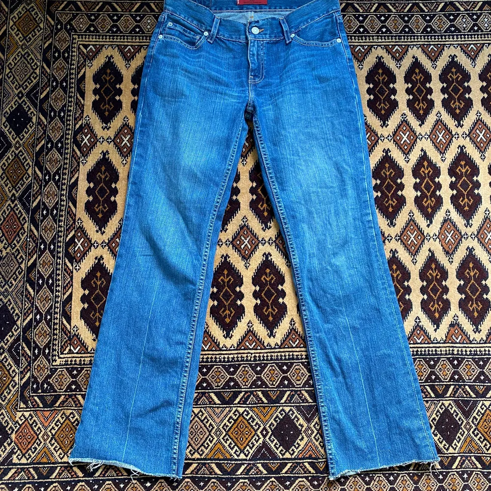 Ett par Levis Eve jeans. Y2k fit typ. Dem är lite bootcut, mina ögons tolkning. Midja 39 cm (78 cm). Längd 104 cm. Ben öppning 23 cm. Frakt 66kr postnord spårbart. . Jeans & Byxor.