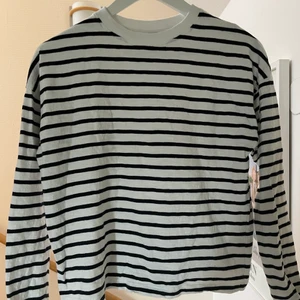 Randig tröja - Säljer nu min fina  randiga tröja från Kappahl i storlek S😇💕 tröjan är i bra skick och jag säljer den för 80 kr. Kom privat för mer information och bilder!