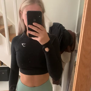Gymshark träningströja - Kortare träningströja i skönt material. Bra skick. Säljer pga den inte används längre. Det är bara höra av sig för mer bilder eller vid intresse😊