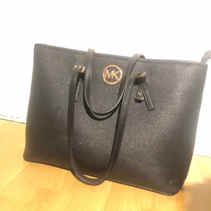 Michael kors väska ej äkta - Ej äkta. Samfraktar. Fotar/filmar när paketet packas och lämnas till ombud. Skickas spårbart. Frakt kostar 59 inte 66. 
