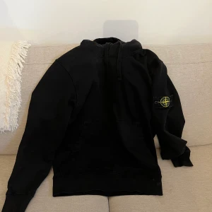 Stone Island Hoodie - Stone Island Hoodie  Storlek: Medium Färg: Svart Skick: 8/10 (Inga hål, skador på badge eller liknande) Nypris: 2699kr (kan variera) Pris: 1150kr   SÄLJES I BEFINTLIGT SKICK!