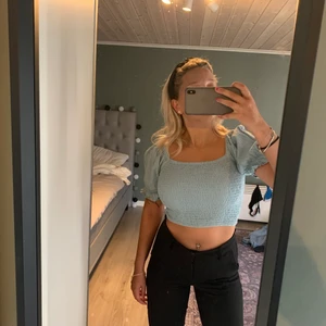 Blå topp - Söt blå topp med puffiga ärmar från bikbok!!