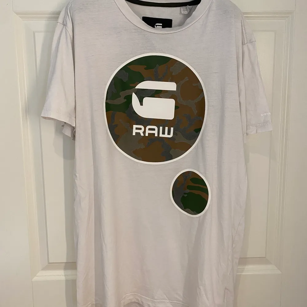 G-Star Raw T-shirt (vit). Strl L (Relaxed Fit). Bra skick. Hör av dig vid frågor.. T-shirts.