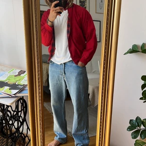 James Dean replika jacka i st - Både jacka och byxa är till salu. Vi börjar med favoriten. Jackan är en Baracuta jacka som blivit en replika jacka från filmen rebel without a cause. Den har blivit för kort i armarna och kan därför inte behålla den  