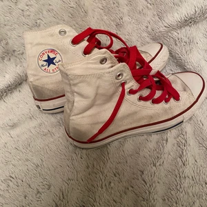 converse - Säljer nu mina välanvända och älskade converse. Köpts för ett tag sen och använt de mycke sedan dess men nu är de tyvärr för små. Har bytt skosnörena till ett par röda. Som man ser är skorna hyfsat smutsiga, detta kan gå att lösa i tvätt men inte 100%.