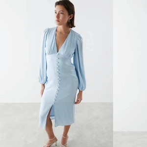 Klänning - Säljer min superfina blåa långärmade klänning. Glansigt material med knäppning och en dold dragkedja på sidan. Klänningen är i en xs. Har egna bilder så skriv om jag ska skicka🥰🥰 Köptes för 700kr och säljer för 470kr, kan dock diskuteras!!