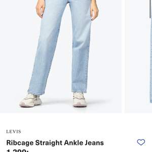 Säljer mina fina jeans pga att de inte används:( Bra skick och passar mig med storlek S och 163 cm! Tänker mig 300 + frakt men kan diskuteras💓💓