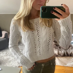 Stickad tröja  - Mysig stickad tröja från Hollister!! Sparsamt använd och inga tecken på användning💓