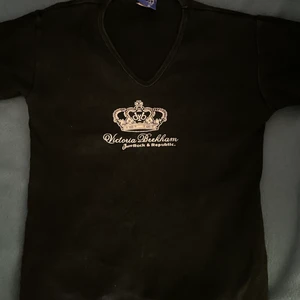 Victoria Beckham tshirt  - Säljer denna Victoria Beckham tshirt🫶🏻
