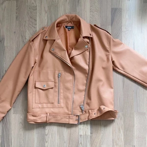 Skinnjacka  - Säljer min fake skinnjacka i en fin peach färg från missguided pga dålig användning. Sitter oversized på mig som bär s i jackor. Vid frågor eller fler bilder, hör gärna av er!