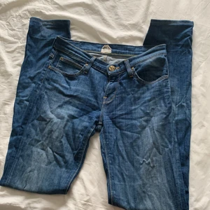 Lee jeans  - Lowwaist Lee jeans använt få gånger,original pris 799kr,säljer de för att det inte är min stil längre,    (Vi stryker de innan vi skickar)  Frakt:49kr