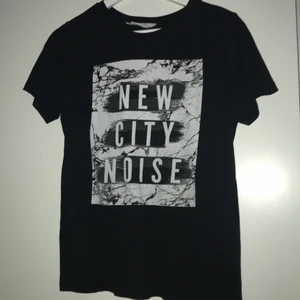 New city noise tröja - T-shirt för en kille på 12-13 år köp en åt ditt barn vet ja 